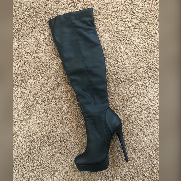 Black pleather boots - Picture 2 of 2